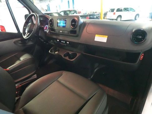 Used 2024 Mercedes-Benz Sprinter 2500 w/ Acoustic Package image 26