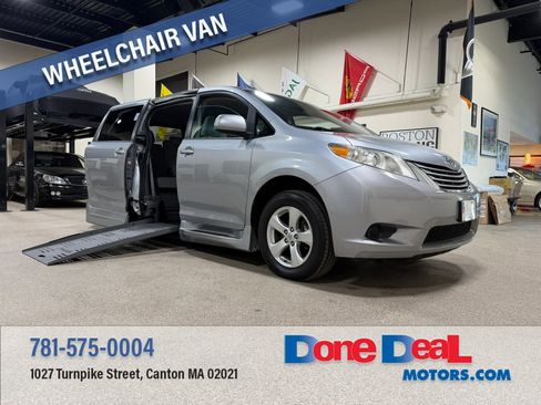 Used 2015 Toyota Sienna LE image 1
