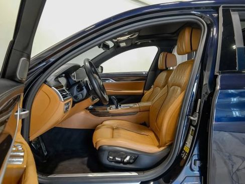 Used 2022 BMW 750i xDrive w/ Luxury Rear Seating Package AWD/4WD image 5