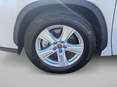 Used 2023 Toyota Highlander LE image 23