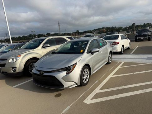 Used 2025 Toyota Corolla LE FWD image 5