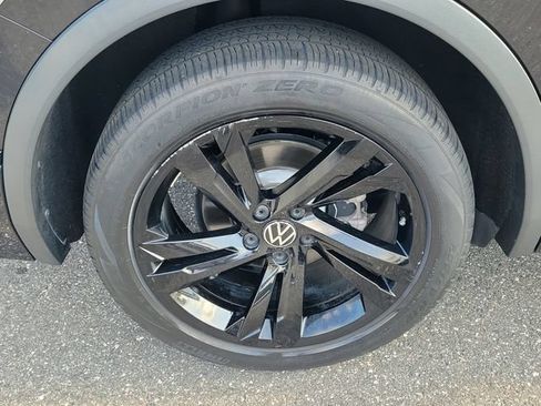 Certified 2023 Volkswagen Tiguan SE R-Line FWD image 5