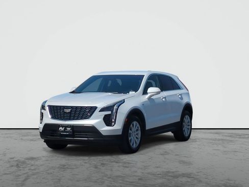 Used 2022 Cadillac XT4 Luxury w/ Cold Weather Package FWD image 4