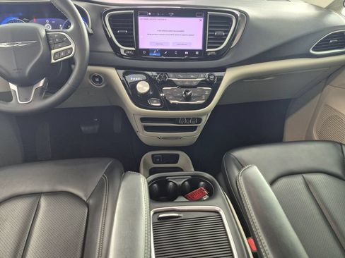 Used 2023 Chrysler Pacifica Touring-L FWD image 25