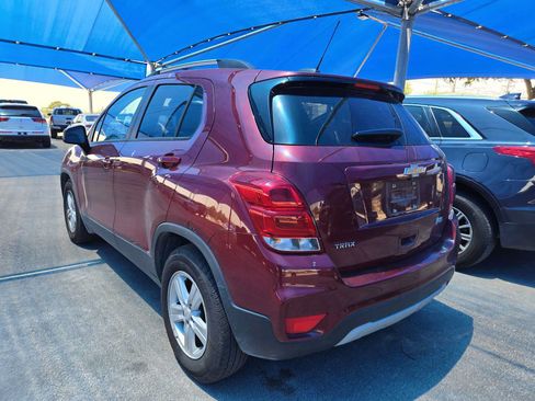 Used 2021 Chevrolet Trax LT w/ Premium Seat Package FWD image 3