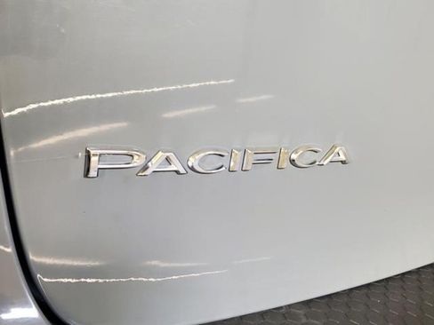 Used 2022 Chrysler Pacifica Touring-L FWD image 6