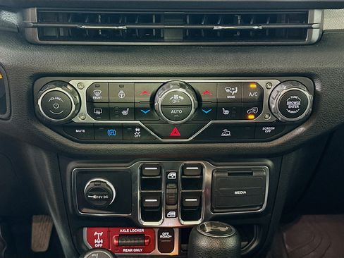 Used 2024 Jeep Wrangler Unlimited AWD/4WD image 23