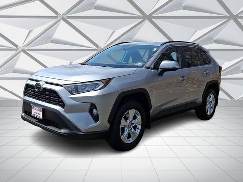 Used 2020 Toyota RAV4 XLE w/ Convenience Package image 4
