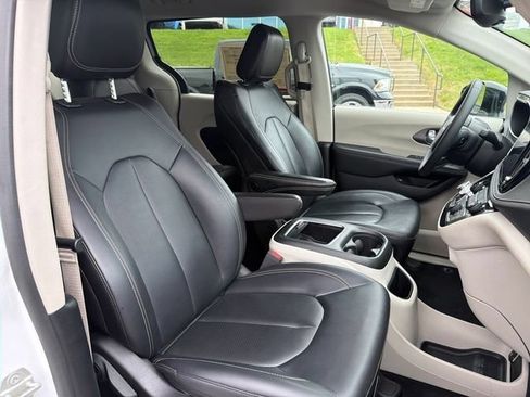 Used 2024 Chrysler Pacifica Limited FWD image 35