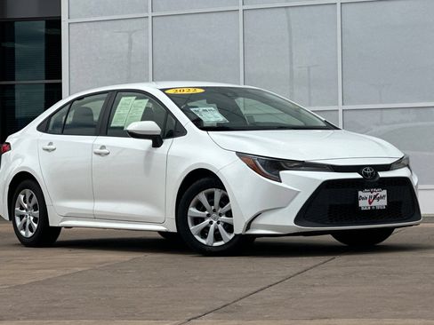 Used 2022 Toyota Corolla LE FWD image 2