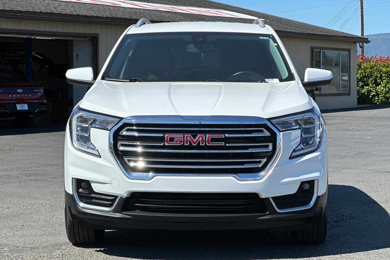 Used 2023 GMC Terrain SLT AWD/4WD image 9