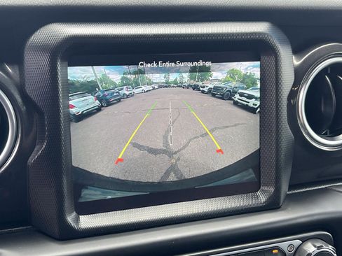 Used 2022 Jeep Wrangler Unlimited Sahara AWD/4WD image 27