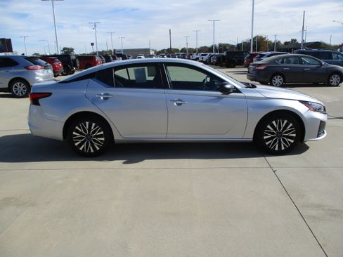 Used 2024 Nissan Altima 2.5 SV image 7