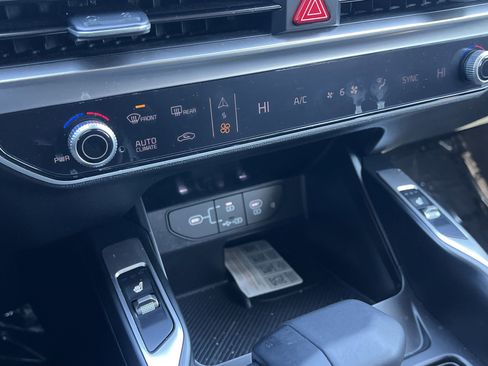 Used 2025 Kia Sorento S w/ Panoramic Sunroof Package image 9