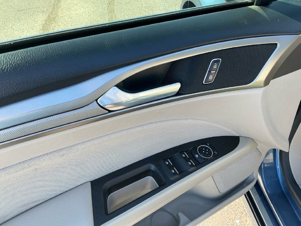 Used 2018 Ford Fusion SE w/ Fusion SE Technology Package FWD image 16