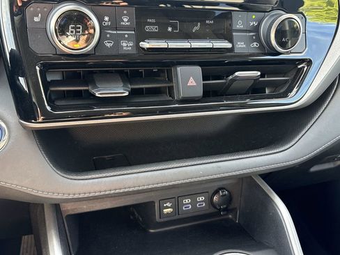 Used 2022 Toyota Highlander XLE AWD/4WD image 18