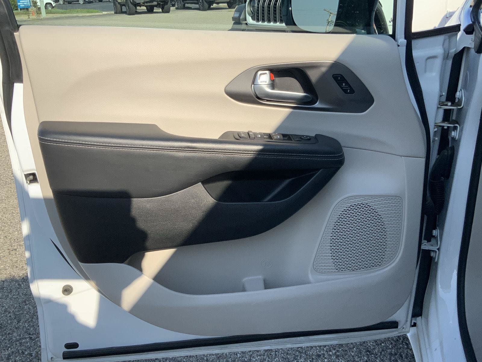 Used 2024 Chrysler Pacifica Touring-L FWD image 17