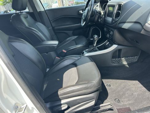 Used 2018 Jeep Compass Latitude w/ Popular Equipment Group FWD image 9