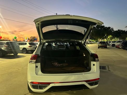 Used 2021 Volkswagen Atlas Cross Sport SE w/ Panoramic Sunroof Package image 38