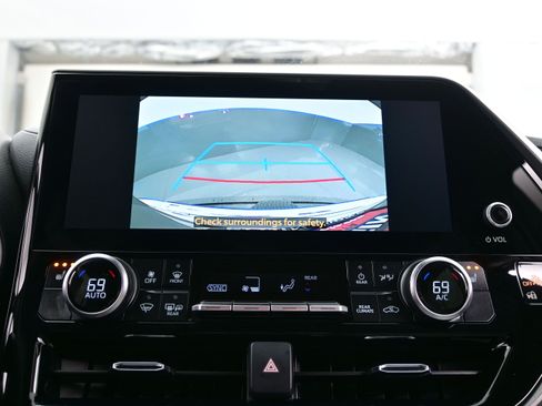 Used 2025 Toyota Highlander XLE image 20