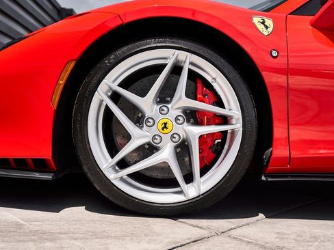 Used 2021 Ferrari F8 Tributo RWD image 3