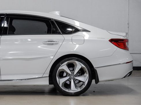 Used 2018 Honda Accord Touring image 17