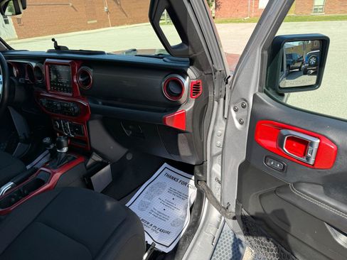 Used 2018 Jeep Wrangler Unlimited Sahara w/ Dual Top Group AWD/4WD image 19