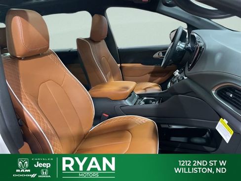 New 2026 Chrysler Pacifica Pinnacle AWD/4WD image 35