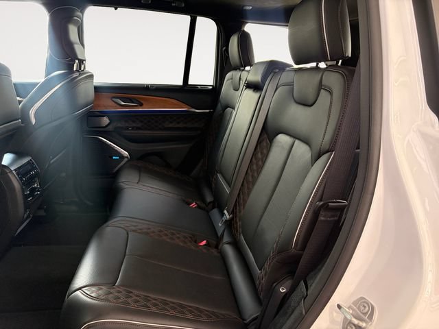 Used 2023 Jeep Grand Cherokee Summit AWD/4WD image 11