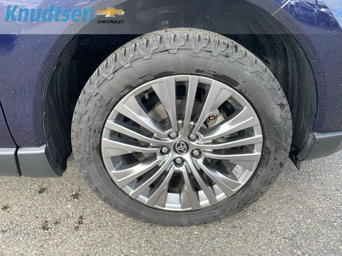 Used 2022 Toyota Venza XLE image 9