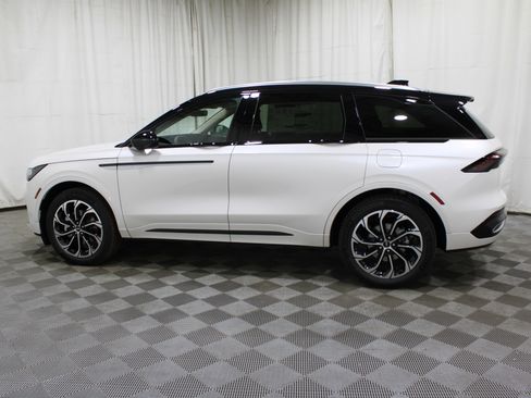 Used 2025 Lincoln Nautilus Reserve AWD/4WD image 28