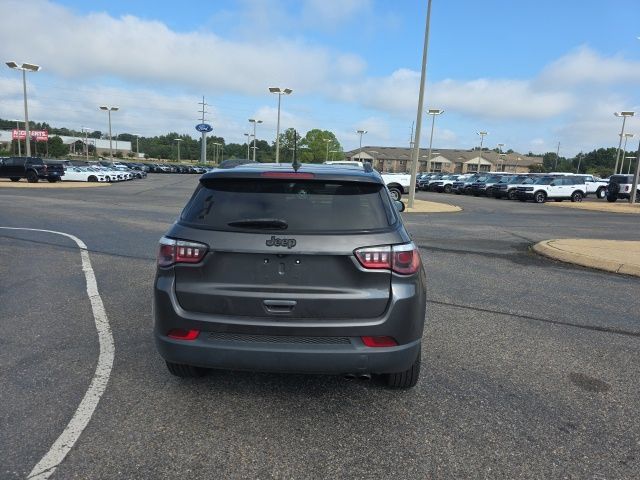 Used 2019 Jeep Compass Latitude FWD image 4