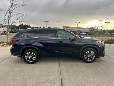 Used 2020 Toyota Highlander XLE AWD/4WD image 10