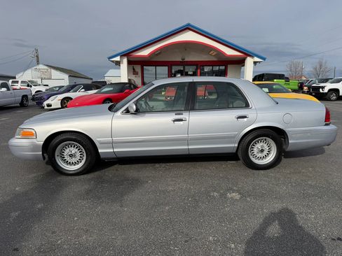Used 2002 Ford Crown Victoria LX image 2