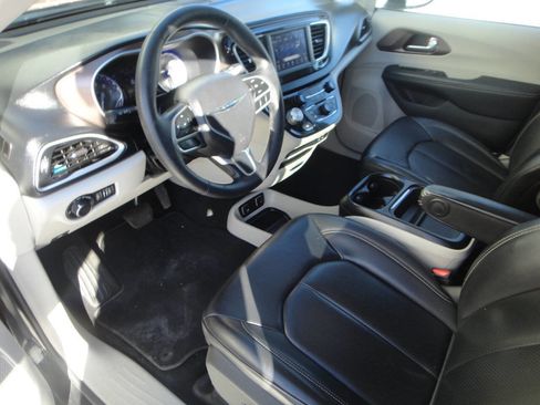 Used 2020 Chrysler Voyager Lxi image 7