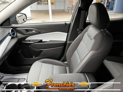 Used 2025 Chevrolet Trax LT w/ LT Convenience Package FWD image 17