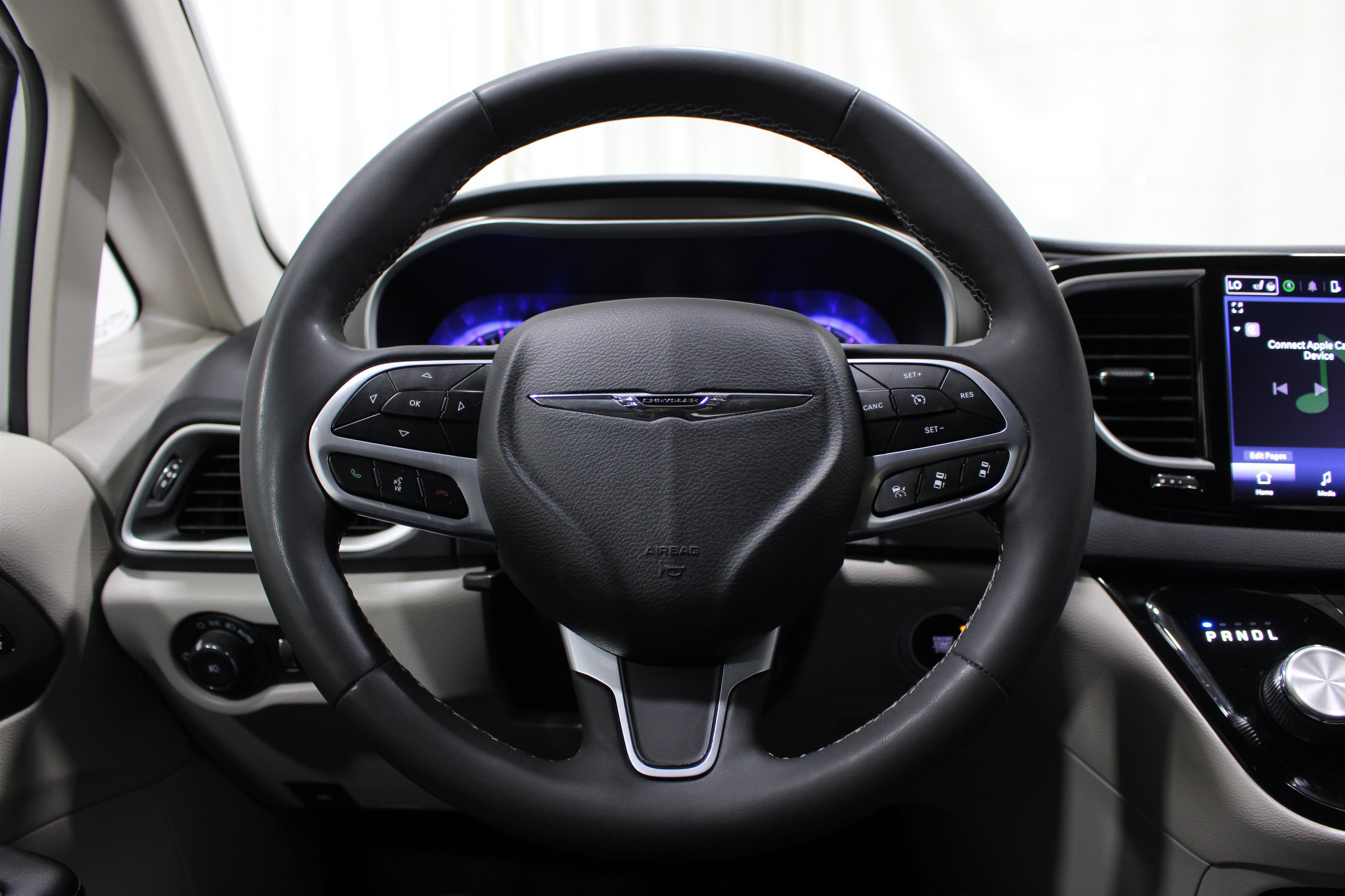 Used 2023 Chrysler Pacifica Touring-L FWD image 11