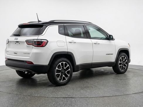 Used 2025 Jeep Compass Trailhawk AWD/4WD image 9