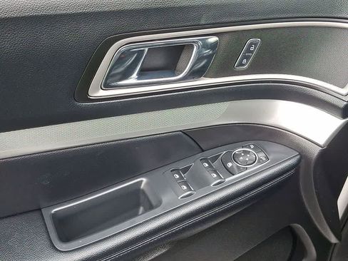 Used 2017 Ford Explorer XLT w/ Equipment Group 202A AWD/4WD image 10