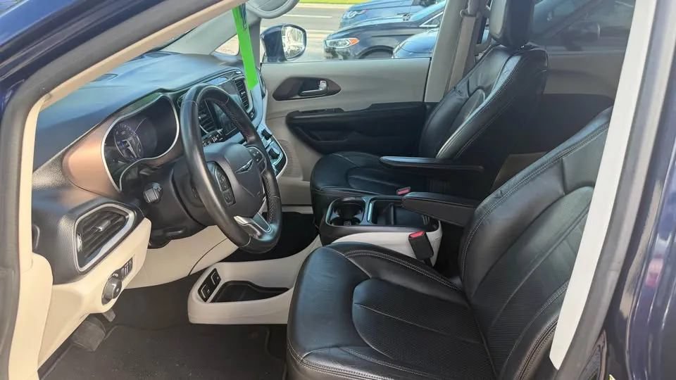 Used 2017 Chrysler Pacifica Touring-L FWD image 6