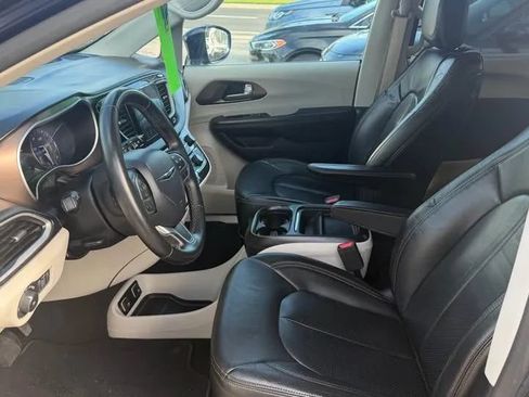 Used 2017 Chrysler Pacifica Touring-L FWD image 6