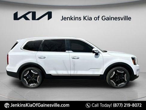 Used 2024 Kia Telluride S image 2