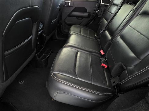 Used 2018 Jeep Wrangler Unlimited Sahara AWD/4WD image 10