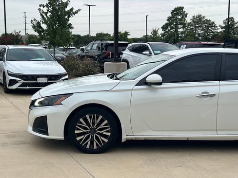 Used 2023 Nissan Altima 2.5 SV FWD image 7
