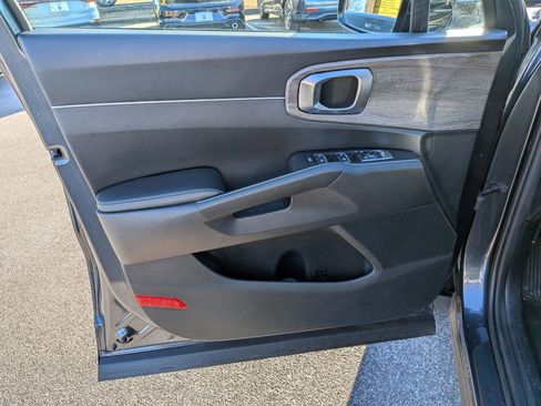 Used 2022 Kia Sorento S image 11