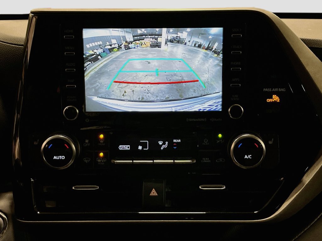 Used 2022 Toyota Highlander XLE FWD image 24