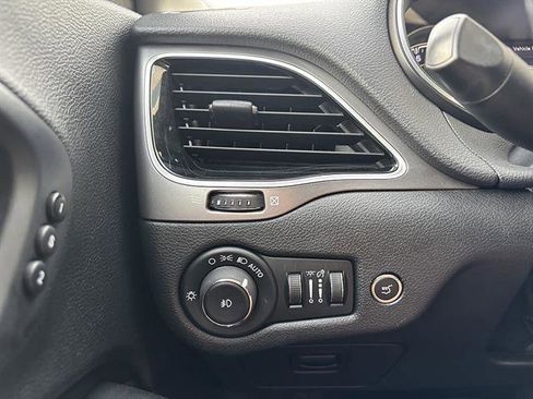 Used 2019 Jeep Cherokee Limited AWD/4WD image 14