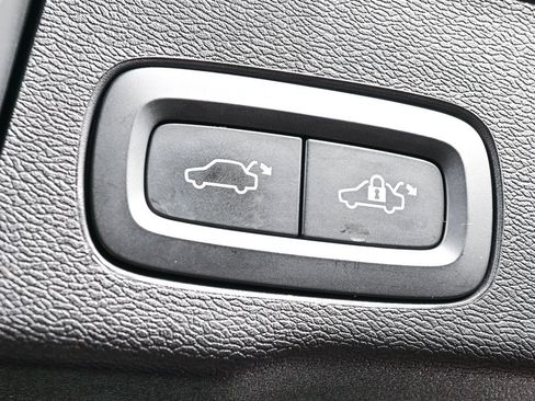 Used 2022 Volvo XC60 T8 R-Design w/ Advanced Package image 30