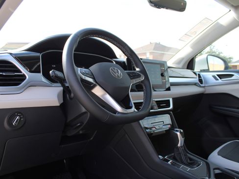 New 2025 Volkswagen Taos SE image 10