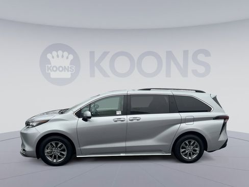 Used 2023 Toyota Sienna XLE image 2